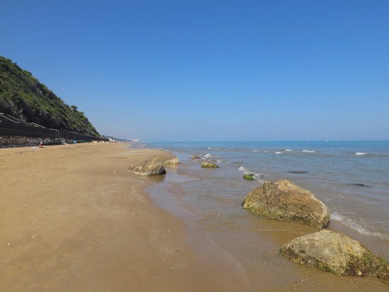 Spiaggia dei Cento scalini o delle Tufare