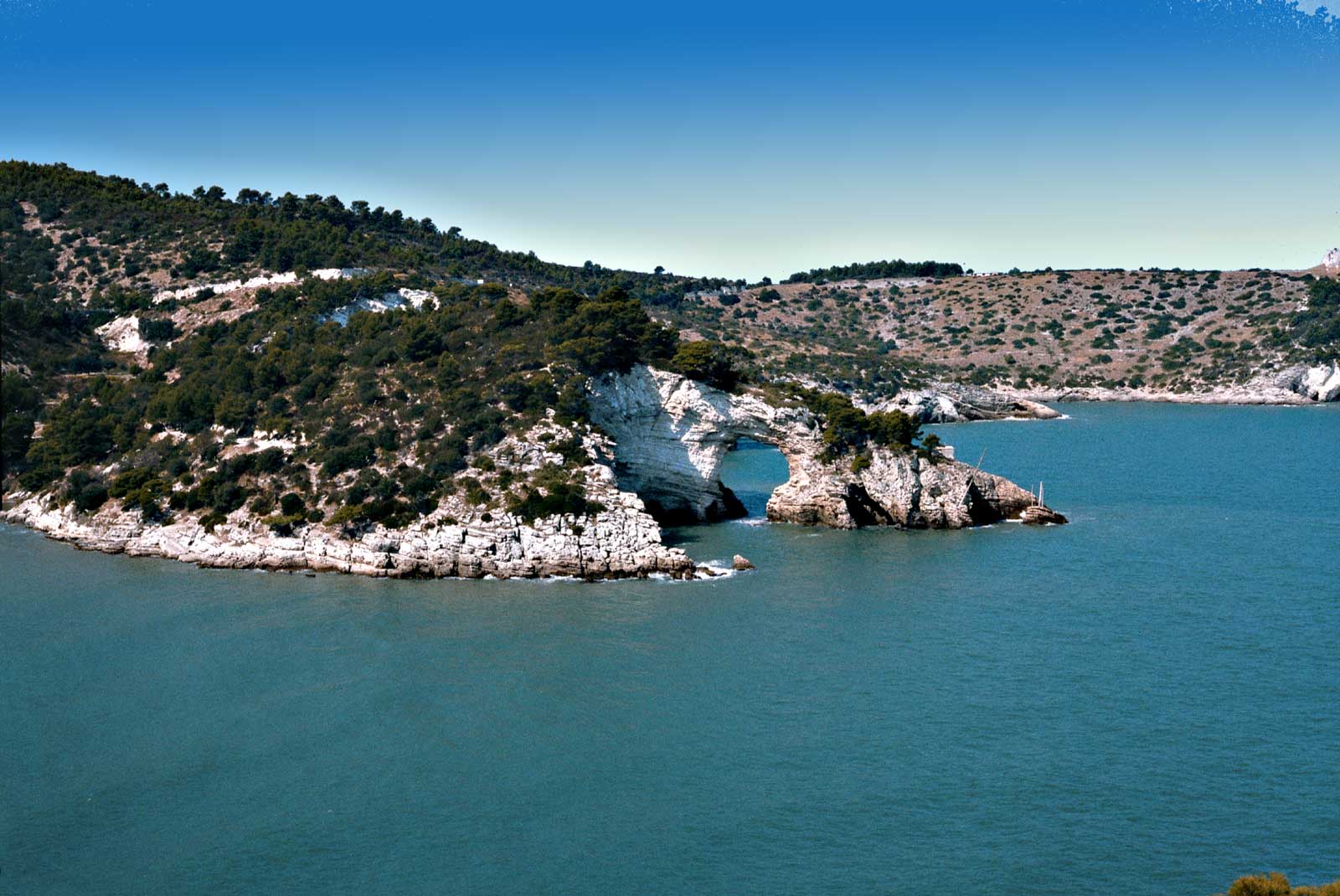 L'architiello sulla costa tra Vieste e Mattinata