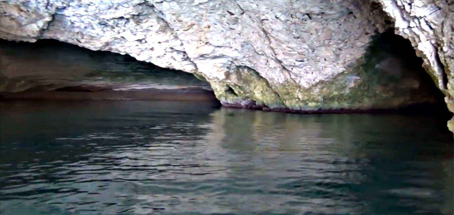 Profonde grotte nelle alte falesie del Gargano